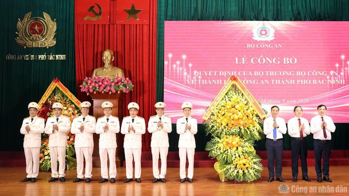 Lãnh đạo TP Bắc Ninh tặng hoa chúc mừng lực lượng Công an thành phố.