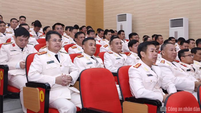 Các đại biểu dự buổi lễ.