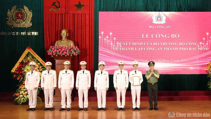Bộ trưởng Lương Tam Quang trao Quyết định thành lập Công an TP Bắc Ninh.