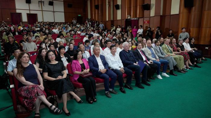 Các đại biểu cùng đông đảo người yêu điện ảnh trong và ngoài nước dự khai mạc LHP.