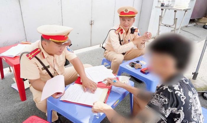 Lập biên bản xử phạt nam thanh niên điều khiển xe mô tô không gắn biển số, không có giấy phép lái xe.