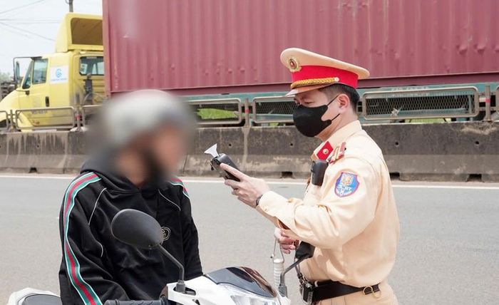 Kiểm tra nồng độ cồn đối với người điều khiển phương tiện.