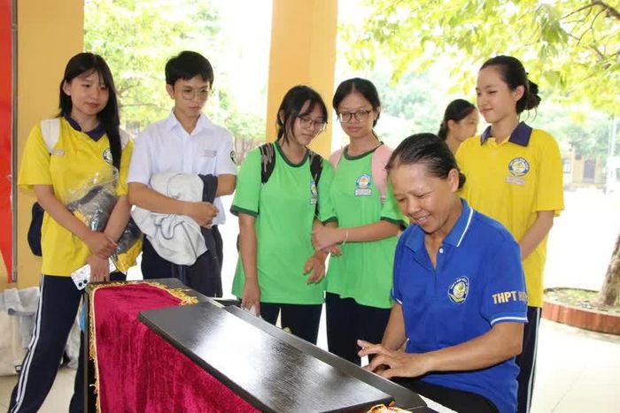 Cô Trần Thị Miền tự tin lướt những ngón tay trên phím đàn. Đôi bàn tay quen với công việc quét dọn mỗi ngày giờ đây còn ngân lên những giai điệu, mang đến một sắc màu mới cho cuộc sống.