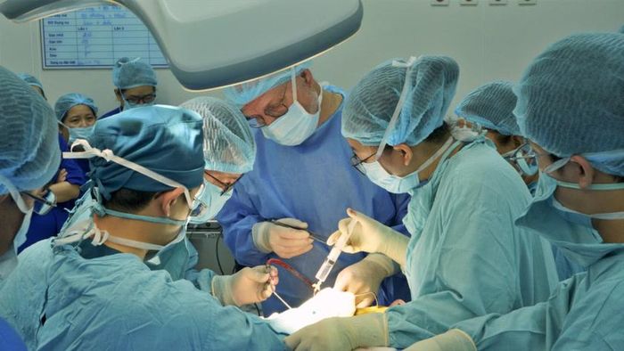 Ê-kíp phẫu thuật cấy điện cực thính giác thân não (tháng 5/2026). Ảnh: Bệnh viện Nhi đồng 1