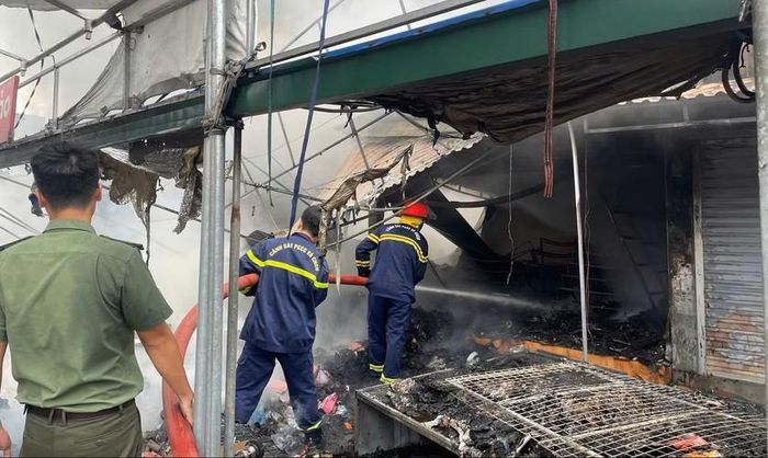 Sau 40 phút, đám cháy được khống chế và dập tắt hoàn toàn. Ảnh: BQN