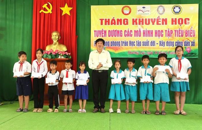 Hội Khuyến học phường Thường Lạc trao học bổng Nguyễn Sinh Sắc và học bổng vận động của phường cho học sinh.