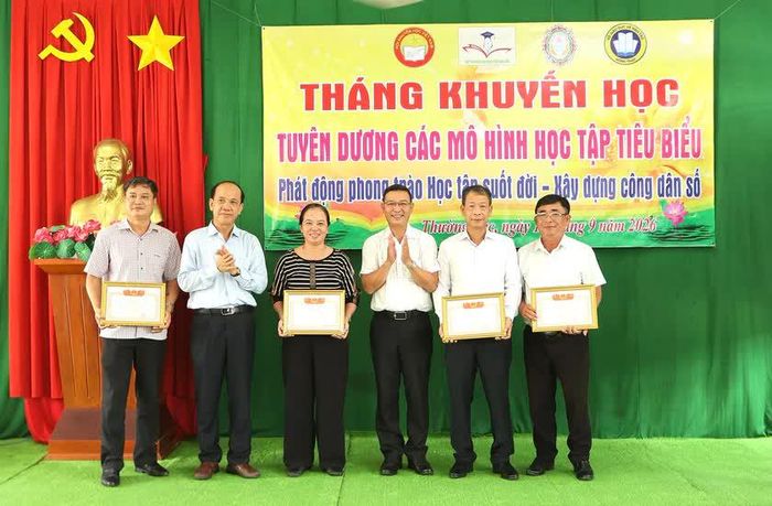 Ủy ban nhân dân phường Thường Lạc khen thưởng các tập thể, cá nhân và mô hình học tập tiêu.