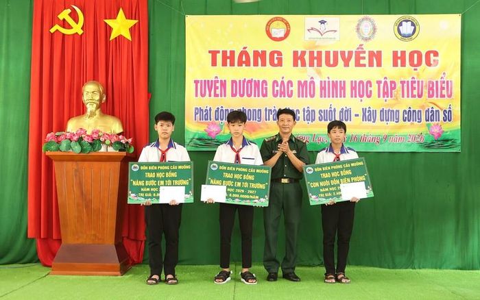 Đồn Biên phòng Cầu Muống trao các suất học bổng "Nâng bước em tới trường" và "Con nuôi Đồn Biên phòng".