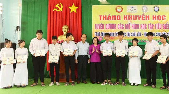 Chủ tịch Hội đồng Quản lý Quỹ Khuyến học Nguyễn Sinh Sắc Nguyễn Thị Nhàn trao học bổng cho học sinh phường Thường Lạc.