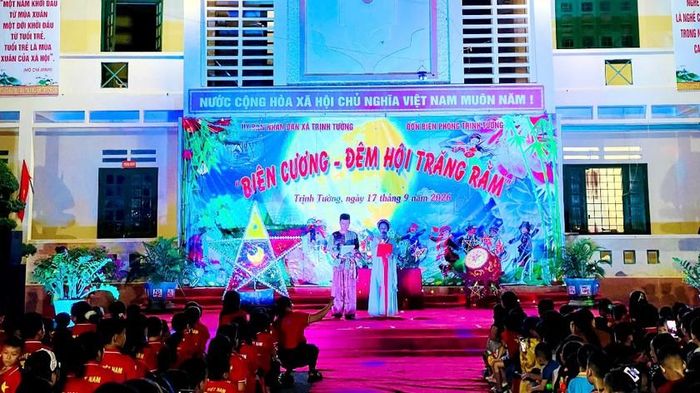 Chương trình “Biên cương - Đêm hội trăng rằm”, ở Trường phổ thông dân tộc bán trú Tiểu học và THCS Cốc Mỳ, xã Trịnh Tường (Lào Cai). Ảnh: Phạm Thảo