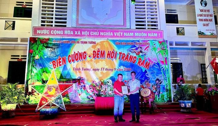 Nhà tài trợ hảo tâm đồng hành cùng các em học sinh vùng cao biên giới Lào Cai. Ảnh: Phạm Thảo