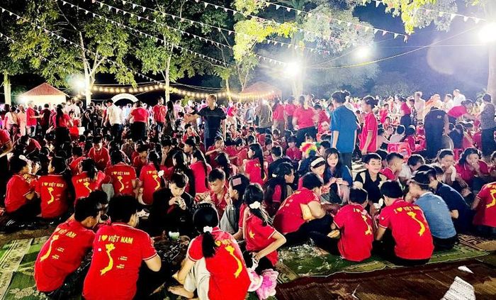 Tết Trung thu sớm ấm áp đến với trẻ em vùng cao biên giới Lào Cai. Ảnh: Phạm Thảo