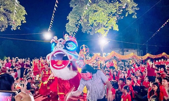 Tết trung thu sớm vùng biên giới Lào Cai thật vui. Ảnh: Phạm Thảo