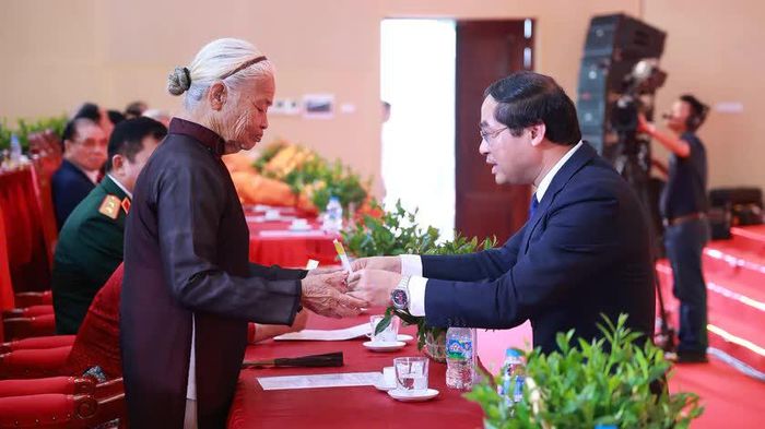 Đồng chí Trịnh Xuân Trường, Ủy viên Ban Chấp hành Trung ương Đảng, Bí thư Tỉnh ủy tặng quà tri ân các Mẹ Việt Nam Anh hùng