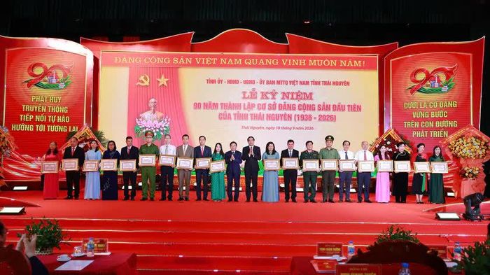 Đồng chí Trịnh Xuân Trường, Ủy viên Ban Chấp hành Trung ương Đảng, Bí thư Tỉnh ủy và đồng chí Bùi Văn Lương, Phó Bí thư Tỉnh ủy, Chủ tịch HĐND tỉnh trao Bằng khen của Ban Thường vụ Tỉnh ủy cho 10 tổ chức đảng và 10 đảng viên tiêu biểu.