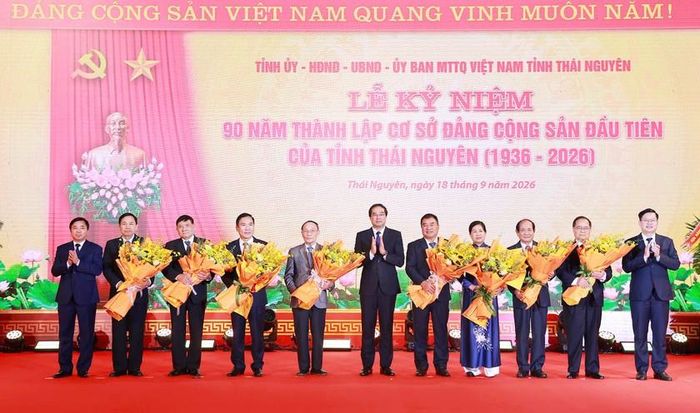 Thường trực Tỉnh ủy tặng hoa tri ân các đồng chí nguyên lãnh đạo tỉnh Thái Nguyên.