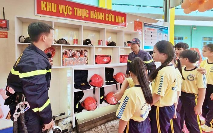 Học sinh tham quan mô hình “Không gian học tập về phòng cháy, chữa cháy và cứu nạn, cứu hộ”.