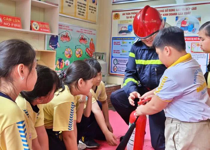 Cán bộ chiến sĩ hướng dẫn cho các em học sinh về kỹ năng trong phòng cháy, chữa cháy và cứu nạn, cứu hộ.