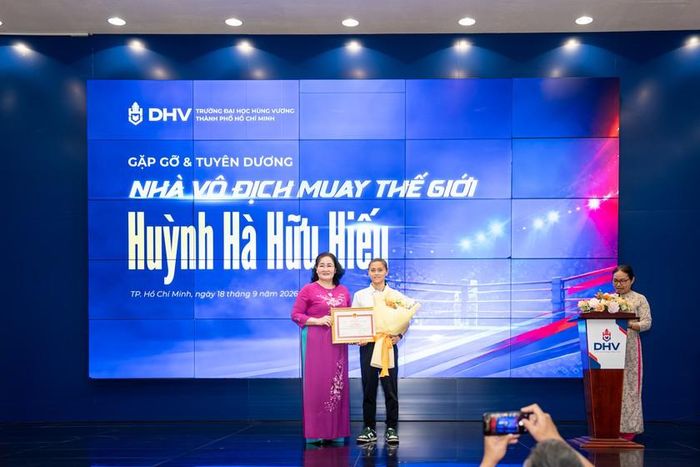 TS Nguyễn Thị Mỹ Dung, Phó Hiệu trưởng DHV tặng giấy khen cho võ sĩ Huỳnh Hà Hữu Hiếu.