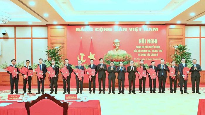 Các nhân sự nhận vị trí công tác mới. Ảnh: dangcongsan.vn