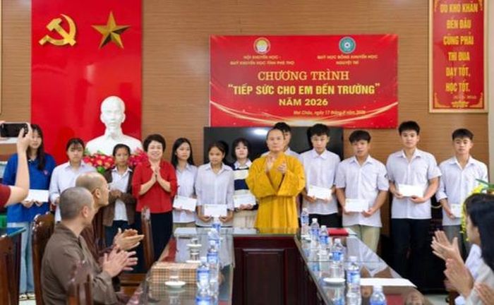 Chủ tịch Hội Khuyến học tỉnh Phú Thọ Nguyễn Thị Oanh và Chủ tịch Quỹ học bổng Khuyến học Nguyệt Trí Thượng tọa Thích Minh Thuận trao 20 suất học bổng tại Trường Trung học Phổ thông Mai Châu. Ảnh: Báo Giác Ngộ