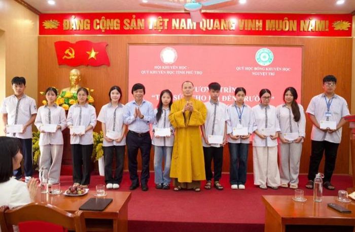 Thượng tọa Thích Minh Thuận - Chủ tịch Quỹ học bổng Khuyến học Nguyệt Trí trao học bổng "Tiếp sức cho em đến trường". Ảnh: Báo Giác Ngộ
