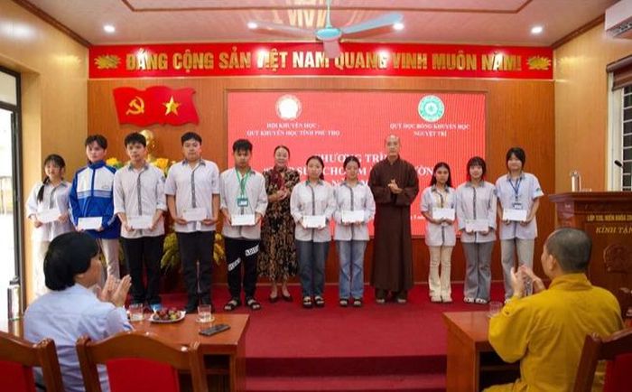 Trao 20 suất học bổng tại Trường Trung học Phổ thông Tam Nông. Ảnh: Báo Giác Ngộ