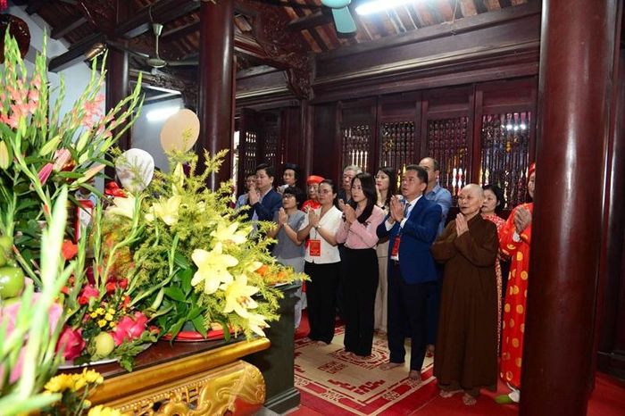 Dâng hương, đỉnh lễ Tam Bảo