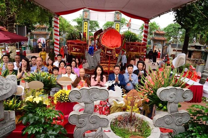 Dâng hương tại đình Thúy Lĩnh tại Lễ hội rước nước ba làng. Ảnh tác giả cung cấp.
