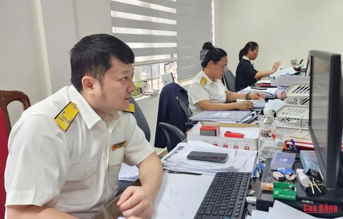 Cán bộ Thuế cơ sở 1 tỉnh Cao Bằng thực hiện công tác quản lý, đôn đốc thu nộp ngân sách nhà nước.