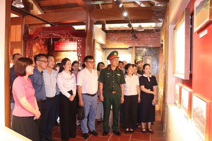 Các học viên tham quan, tìm hiểu các tư liệu, hiện vật tại Khu lưu niệm.