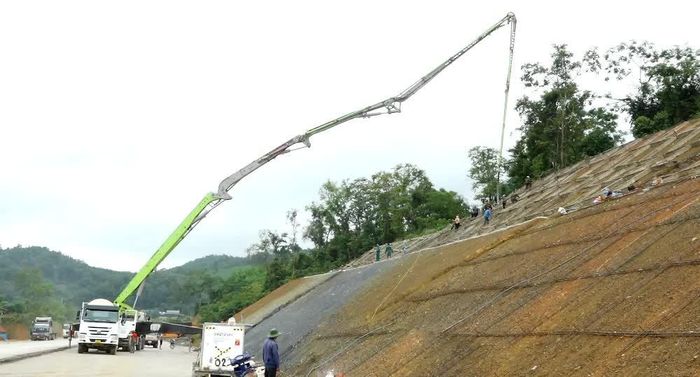 Đơn vị thi công gia cố taluy, xử lý nguy cơ sạt lở trên tuyến cao tốc Đồng Đăng - Trà Lĩnh.