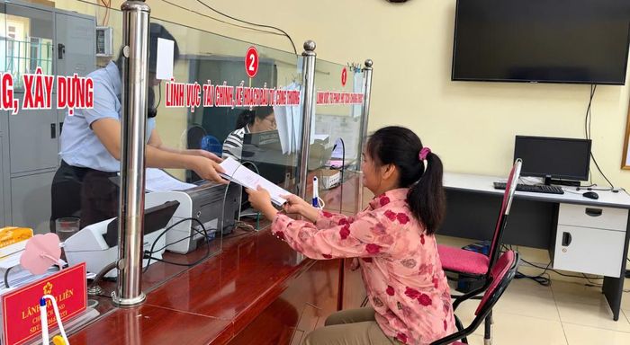Người dân đến giao dịch tại Trung tâm Phục vụ hành chính công xã Minh Tâm.