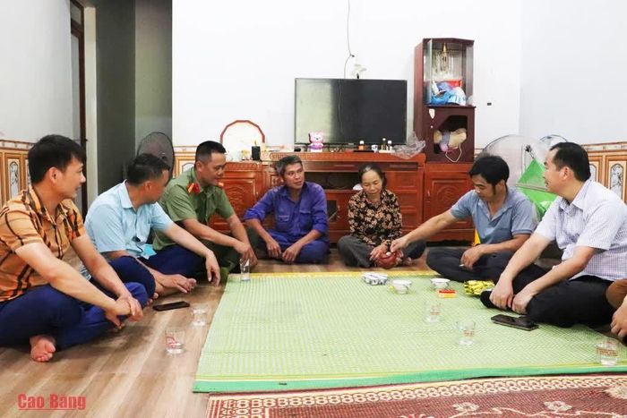Lãnh đạo xã Trà Lĩnh đến địa bàn dân cư nắm tình hình, tháo gỡ vướng mắc tại cơ sở.