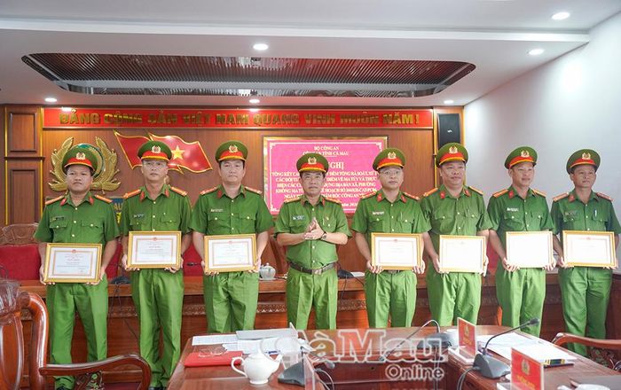 Đại tá Châu Quốc Huy, Phó Giám đốc Công an tỉnh, trao giấy khen cho các tập thể (ảnh trên) và cá nhân có thành tích xuất sắc trong cao điểm.
