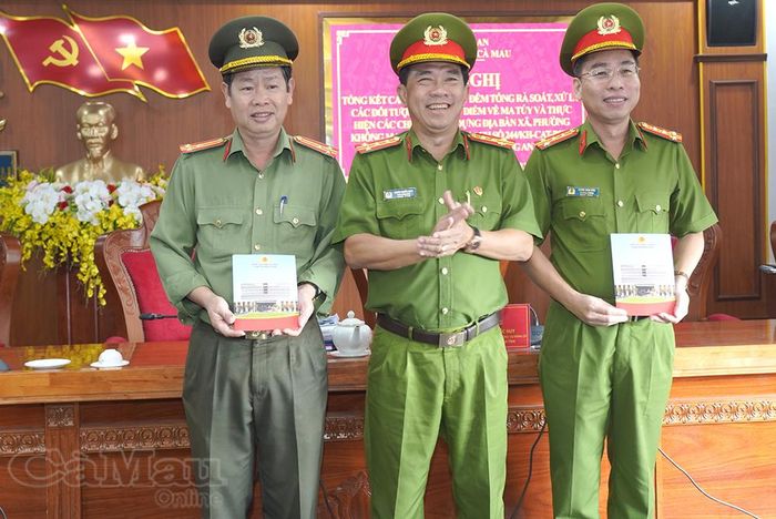 Đại tá Châu Quốc Huy trao thưởng “nóng” cho các tập thể đạt thành tích nổi bật trong cao điểm.