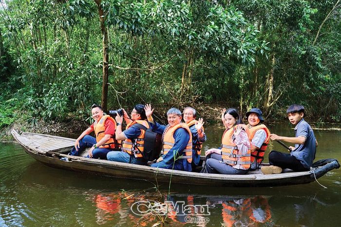 Du khách trải nghiệm “Ðêm U Minh huyền thoại”, thuộc Chương trình Presstrip khảo sát điểm đến du lịch Cà Mau, do Sở Văn hoá, Thể thao và Du lịch tỉnh tổ chức ngày 27/8/2026. Ảnh: Cà Mau Eco cung cấp