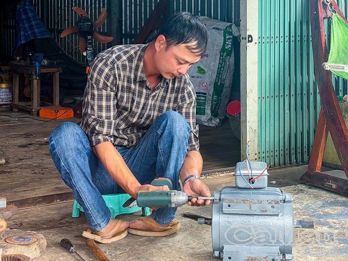 Dù đi lại khó khăn, con trai út ông Tổng vẫn chăm chỉ học nghề, nỗ lực tự nuôi sống bản thân.