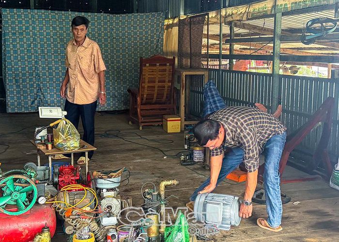 Xưởng máy cưa nhỏ do ông Tổng mở, tạo việc làm cho người con trai út nhiễm chất độc da cam.
