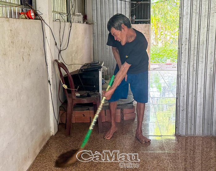 Dù sức khoẻ giảm sút, ông Từ Văn Hân vẫn tự làm các công việc trong nhà, ít khi nhờ cậy người em.