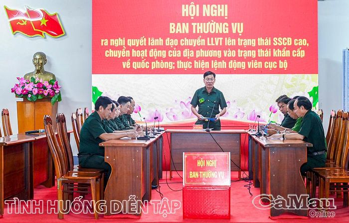 Đồng chí Hồ Văn Chung, Bí thư Đảng uỷ, Chủ tịch HĐND phường An Xuyên, điều hành hội nghị Ban Thường vụ Đảng uỷ ra nghị quyết lãnh đạo chuyển lực lượng vũ trang lên trạng thái sẵn sàng chiến đấu cao, chuyển hoạt động của địa phương vào trạng thái khẩn cấp về quốc phòng theo tình huống diễn tâp.