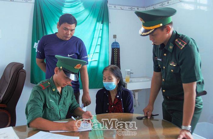 Các chiến sĩ Đồn Biên phòng Rạch Gốc hỗ trợ, tư vấn cho người dân đến khám mắt.