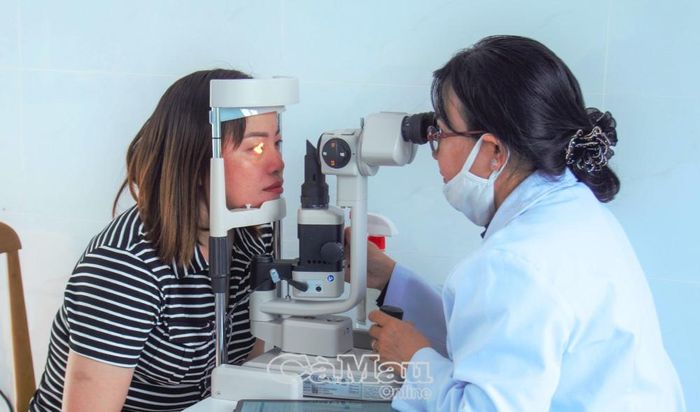 Lực lượng y, bác sĩ Bệnh viện Mắt Sài Gòn Cà Mau khám mắt cho người dân.