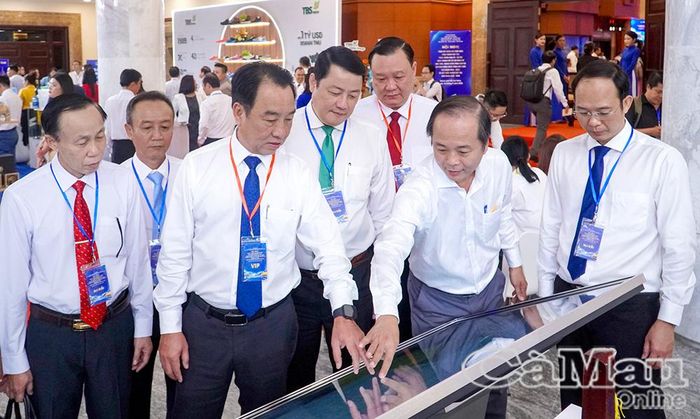 Đồng chí Lữ Quang Ngời, Phó Bí thư Tỉnh uỷ, Chủ tịch UBND tỉnh (thứ 3 từ trái sang) tham quan khu vực mời gọi, xúc tiến đầu tư của tỉnh Cà Mau tại hội nghị.