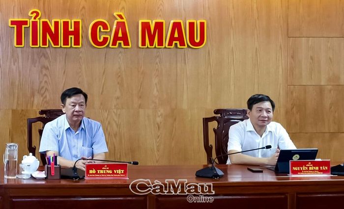  Đồng chí Hồ Trung Việt, Trưởng Ban Tuyên giáo Tỉnh uỷ và đồng chí Nguyễn Bình Tân, Phó Trưởng đoàn chuyên trách Đoàn đại biểu Quốc hội tỉnh Cà Mau, tham dự hội nghị tại điểm cầu Cà Mau.