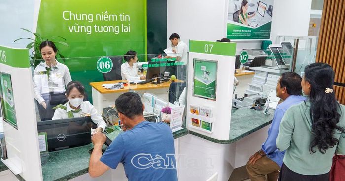Vietcombank phát triển gần 2.000 khách hàng DNNVV mới, giải ngân gần 10 ngàn tỷ đồng trong 8 tháng năm 2026. (Ảnh: Khách hàng giao dịch tại Vietcombank chi nhánh Cà Mau)