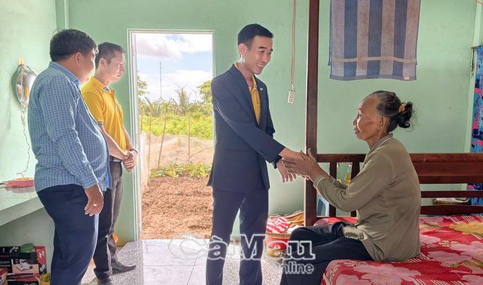 Chính quyền địa phương và đơn vị tài trợ động viên bà Lâm Thị Dươl, ấp Vĩnh Kiểu, xã Vĩnh Hậu