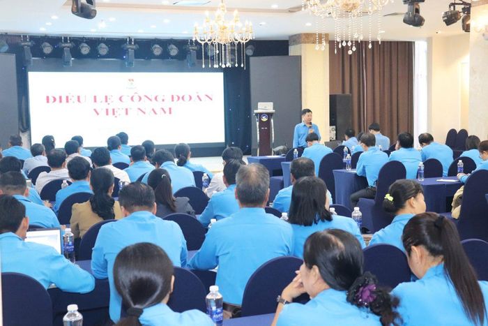 Ông Đoàn Đức Hân - Ủy viên Ban Chấp hành, Phó Trưởng ban Quan hệ Lao động Tổng LĐLĐ Việt Nam trao đổi nghiệp vụ với cán bộ Công đoàn xã, phường. Ảnh: Lưu Hùng