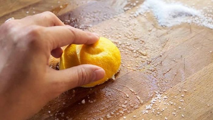 Bạn có thể kết hợp muối và chanh để làm sạch và khử mùi trên bề mặt thớt. Ảnh minh họa