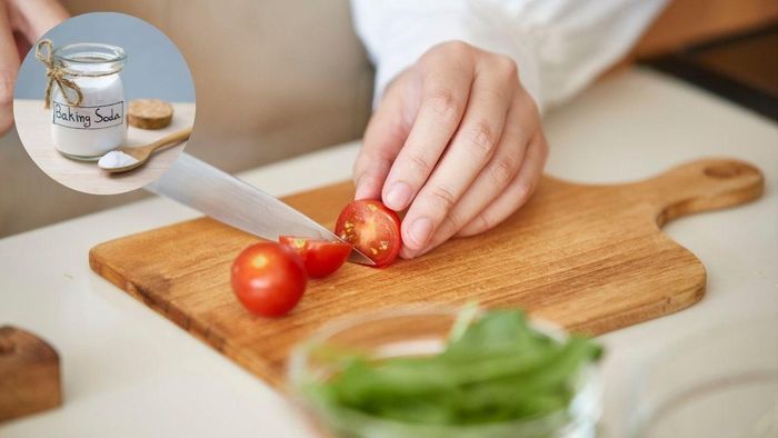 Bên cạnh đó, bạn có thể dùng baking soda để khử mùi đã bám lâu trên thớt. Ảnh minh họa